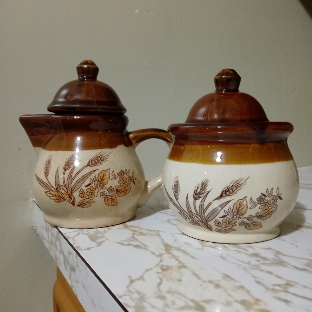 Stoneware wheat pattern sugar and creamer set